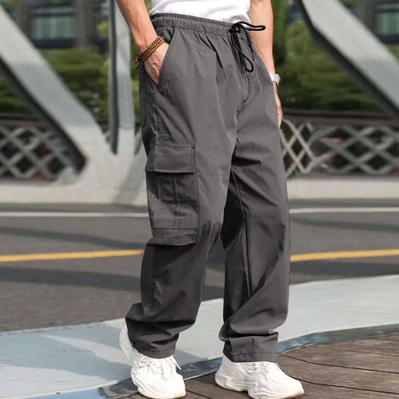 thumbnail image 4 of Pantalones cargo para hombre: para todas las estaciones, color liso, múltiples bolsillos, tejido de poliéster, corte regular para actividades al aire libre/entrenamiento., 4 of 8